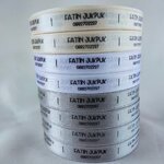 ป้ายคอเสื้อ เนื้อริบบิ้นซาติน 1.3 ซม. ริบบิ้นคละสี พิมพ์ดำ 8 ม้วน