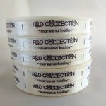 ป้ายคอเสื้อ เนื้อริบบิ้นซาติน 1.3 ซม. ริบบิ้นสีครีม S-2 พิมพ์น้ำตาล 5 ม้วน