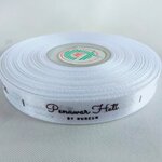 ป้ายคอเสื้อ เนื้อริบบิ้นซาติน 1.3 ซม. ริบบิ้นสีขาว 1 พิมพ์น้ำตาล 1 ม้วน