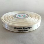 ป้ายคอเสื้อ เนื้อริบบิ้นซาติน 1.3 ซม. ริบบิ้นสีครีมs2 พิมพ์ดำ 1 ม้วน