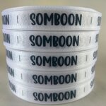 ป้ายคอเสื้อ เนื้อริบบิ้นซาติน 1.3 ซม. ริบบิ้นสีขาว พิมพ์กรม 5 ม้วน