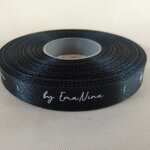 ป้ายคอเสื้อ เนื้อริบบิ้นซาติน 1.3 ซม. ริบบิ้นสีดำ 2 พิมพ์ ขาว 1 ม้วน