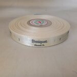 ป้ายคอเสื้อ เนื้อริบบิ้นซาติน 1.3 ซม. ริบบิ้นสีครีม S-2 พิมพ์เทา 1 ม้วน