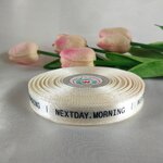 ป้ายคอเสื้อ เนื้อริบบิ้นซาติน 1.3 ซม. ริบบิ้นสีครีม S-2 พิมพ์ดำ 1 ม้วน