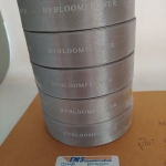 ป้ายคอเสื้อ เนื้อริบบิ้นซาติน 2.5 ซม. ริบบิ้นสีเทา 67 พิมพ์ขาว 5 ม้วน