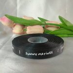 ป้ายคอเสื้อ เนื้อริบบิ้นซาติน 1.3 ซม. ริบบิ้นสีดำ 2 พิมพ์ ขาว 1 ม้วน