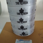 ป้ายคอเสื้อ เนื้อริบบิ้นซาติน 2.5 ซม. ริบบิ้นสีขาว 1 พิมพ์ดำ 5 ม้วน