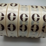 ป้ายคอเสื้อ เนื้อริบบิ้นซาติน 2.5 ซม. ริบบิ้นสีครีม s-2 พิมพ์น้ำตาล 5 ม้วน