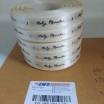 ป้ายคอเสื้อ เนื้อริบบิ้นซาติน 1.3 ซม. ริบบิ้นสีครีม S-2 พิมพ์ดำ 5 ม้วน