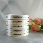 ป้ายคอเสื้อ เนื้อริบบิ้นซาติน 1.3 ซม. ริบบิ้นสีครีม S-2 พิมพ์ดำ5 ม้วน