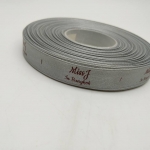 ป้ายคอเสื้อ เนื้อริบบิ้นซาติน 1.3 ซม. ริบบิ้นสีเทา 67 พิมพ์แดง 1 ม้วน