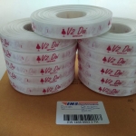 ป้ายคอเสื้อ เนื้อริบบิ้นซาติน 1.3 ซม. ริบบิ้นสีขาว 1 พิมพ์ชมพู 11 ม้วน