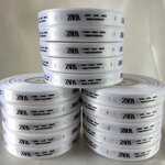 ป้ายคอเสื้อ เนื้อริบบิ้นซาติน 1.3 ซม. ริบบิ้นสีขาว พิมพ์ดำ 15 ม้วน