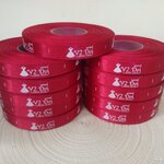 ป้ายคอเสื้อ เนื้อริบบิ้นซาติน 1.3 ซม. ริบบิ้นสีแดง 1 พิมพ์ขาว 11 ม้วน
