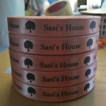 ป้ายคอเสื้อ เนื้อริบบิ้นซาติน 1.3 ซม. ริบบิ้นสีโอรส 410 พิมพ์ดำ 5 ม้วน