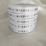 ป้ายคอเสื้อ เนื้อริบบิ้นซาติน 1.3 ซม. ริบบิ้นสีขาว 1 พิมพ์ดำ 5 ม้วน