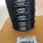 ป้ายคอเสื้อ เนื้อริบบิ้นซาติน 2.5 ซม. ริบบิ้นสีดำ 2 พิมพ์ขาว 5 ม้วน