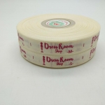 ป้ายคอเสื้อ เนื้อริบบิ้นซาติน 1.3 ซม. ริบบิ้นสีครีม S-2 พิมพ์บานเย็น 1 ม้วน