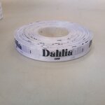 ป้ายคอเสื้อ เนื้อริบบิ้นซาติน 1.3 ซม. ริบบิ้นสีขาว 1 พิมพ์ดำ 1 ม้วน