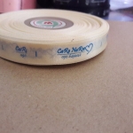 ป้ายคอเสื้อ เนื้อริบบิ้นซาติน 1.3 ซม. ริบบิ้นสีครีม S-2 พิมพ์ฟ้า 1 ม้วน (ลูกค้ามีแบบมา)