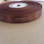 ป้ายคอเสื้อ เนื้อริบบิ้นซาติน 1.3 ซม. ริบบิ้นสีน้ำตาล 37 พิมพ์ขาว 1 ม้วน