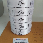 ป้ายคอเสื้อ เนื้อริบบิ้นซาติน 2.5 ซม. ริบบิ้นสีขาว 1 พิมพ์ดำ 5 ม้วน