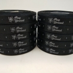 ป้ายคอเสื้อ เนื้อริบบิ้นซาติน 1.3 ซม. ริบบิ้นสีดำ 2 พิมพ์ ขาว 10 ม้วน