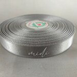 ป้ายคอเสื้อ เนื้อริบบิ้นซาติน 1.3 ซม. ริบบิ้นสีเทา 67 พิมพ์ขาว1 ม้วน