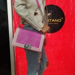 สินค้าแนะนำ : กระเป๋าสะพายหนังจระเข้แท้ สีชมพู