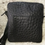 กระเป๋าสะพายชายหนังนกกระจอกเทศแท้ สีดำ รหัส OSM1018H-06-BL