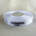 ป้ายคอเสื้อ เนื้อริบบิ้นซาติน 1.3 ซม. ริบบิ้นสีขาว พิมพ์ดำ 1 ม้วน