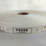 ป้ายคอเสื้อ เทปละเอียด 1.5 ซม.พิมพ์น้ำตาล 1 ม้วน