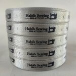 ป้ายคอเสื้อ เนื้อริบบิ้นซาติน 1.3 ซม. ริบบิ้นสีเทา 67 พิมพ์ดำ 5 ม้วน