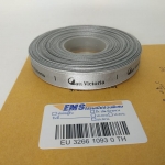 ป้ายคอเสื้อ เนื้อริบบิ้นซาติน 1.3 ซม. ริบบิ้นสีเทา 67 พิมพ์ดำ 1 ม้วน