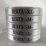 ป้ายคอเสื้อ เนื้อริบบิ้นซาติน 1.3 ซม. ริบบิ้นสีเทา พิมพ์ดำ 5 ม้วน