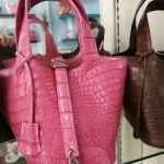 กระเป๋าถือสตรีหนังจระเข้แท้ สีชมพู รหัส CRW0218H-13