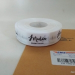 ป้ายคอเสื้อ เนื้อริบบิ้นซาติน 2.5 ซม. ริบบิ้นสีขาว 1 พิมพ์ดำ 1 ม้วน