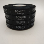 ป้ายคอเสื้อ เนื้อริบบิ้นซาติน 1.3 ซม. ริบบิ้นสีดำ 2 พิมพ์ ขาว 4 ม้วน