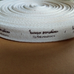 ป้ายคอเสื้อ เนื้อคอตต้อนก้างปลา 2.0 ซม.พิมพ์น้ำตาล 1 ม้วน