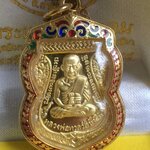 เหรียญเสมาหลวงพ่อทวด รุ่นเสาร์ ๕ มหามงคล ๑๐๐ ปี อาจารย์ทิม ปี ๒๕๕๕ เนื้อทองคำ หมายเลข ๓๑๘ พร้อมตลับทองคำหนัก ๑๔.๔๕ g พร้อมบัตรรับรองพระแท้จากเว็บ G
