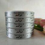 ป้ายคอเสื้อ เนื้อริบบิ้นซาติน 1.3 ซม. ริบบิ้นสีเทา 67 พิมพ์ดำ 5 ม้วน