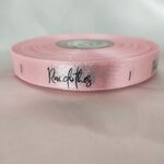 ป้ายคอเสื้อ เนื้อริบบิ้นซาติน 1.3 ซม. ริบบิ้นสีชมพู64a พิมพ์ดำ 1 ม้วน
