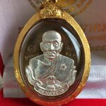 เหรียญมาสเตอร์พีช เนื้อชนวน หน้ากากเงิน ห่วงเงิน ฝังเพชร เลี่ยมกรอบทองคำพร้อมใช้ // เหรียญห่วงเชื่อม อรหันต์ นิรันตราย หลวงปู่ทวด ออกวัดบ้านไร่ รุ่นสุดท้าย งานบุญสุขในหัวใจ 2 เพื่อครูชายแดนใต้ หมายเลข ๑/๑