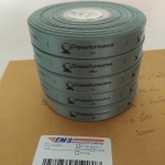 ป้ายคอเสื้อ เนื้อริบบิ้นซาติน 1.3 ซม. ริบบิ้นสีเทา 67 พิมพ์ดำ 5 ม้วน