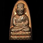 หลวงพ่อทวด พ่อท่านเขียว รุ่นเสาร์ ๕ มหาสิทธิโชค พิมพ์หลังหนังสือเล็ก เนื้อนวะอุดเงินบรรจุกริ่ง จากชุดกรรมการ หมายเลข ๖๖