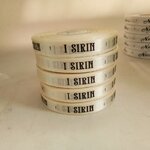 ป้ายคอเสื้อ เนื้อริบบิ้นซาติน 1.3 ซม. ริบบิ้นสีครีม S-2 พิมพ์ดำ 5 ม้วน