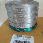 ป้ายคอเสื้อ เนื้อริบบิ้นซาติน 1.3 ซม. ริบบิ้นคละสี พิมพ์ขาว5 ม้วน