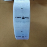 ป้ายคอเสื้อ เนื้อริบบิ้นซาติน 2.5 ซม. ริบบิ้นสีขาว 1 พิมพ์ดำ 1 ม้วน (แนวตั้ง)