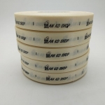 ป้ายคอเสื้อ เนื้อริบบิ้นซาติน 1.3 ซม. ริบบิ้นสีครีม S-2 พิมพ์ดำ 5 ม้วน