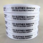 ป้ายคอเสื้อ เนื้อริบบิ้นซาติน 1.3 ซม. ริบบิ้นสีขาว 1 พิมพ์ดำ 5 ม้วน